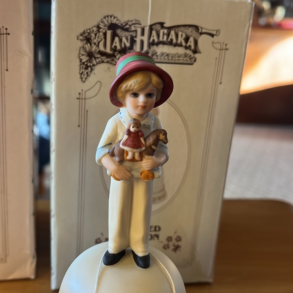 Two 1986 Jan Hagara figurines - Picture 3 of 10